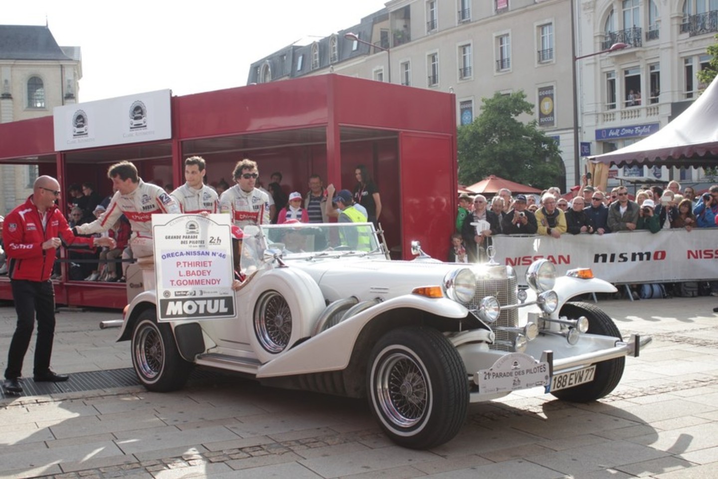 Lenktynininkų parade pasirodė ir sportininkai, ir kitokių netradicinių automobilių savininkai.<br>I.Staškutės nuotr.