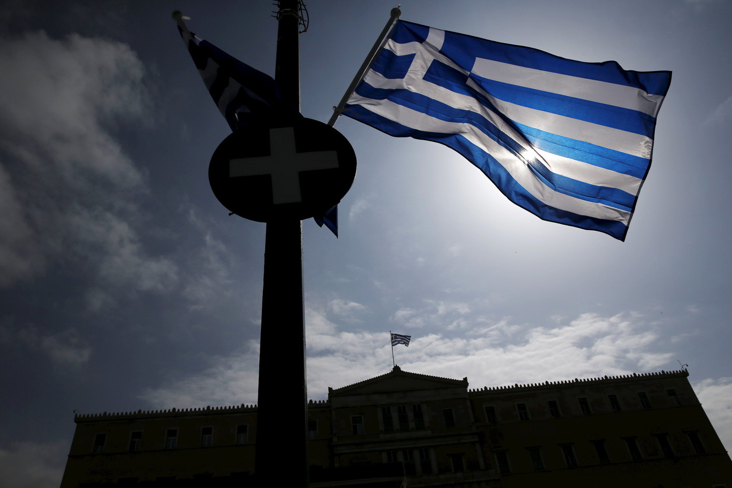 Graikija ir jos skolintojai diskutuoja dėl galimybės pratęsti iki ateinančių metų kovo dabartinę euro zonos finansinės pagalbos programą, kuri turėtų baigtis birželio pabaigoje.<br>Reuters/Scanpix nuotr.