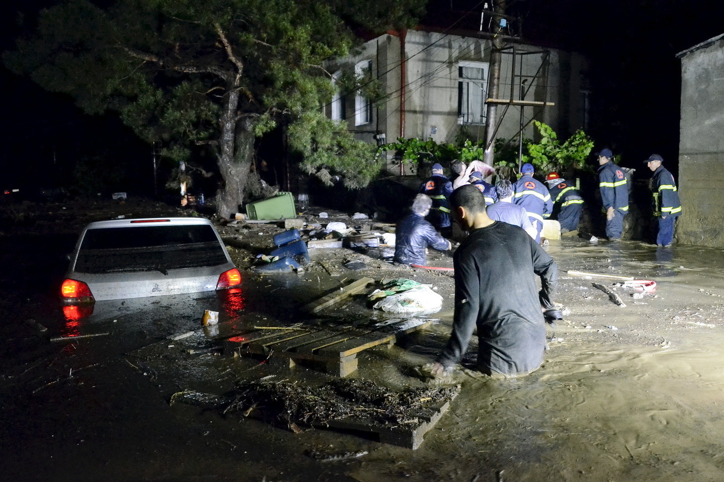 Per potvynius Tbilisyje pranešama apie mažiausiai 9 aukas.<br>AFP/ „Scanpix“ nuotr.