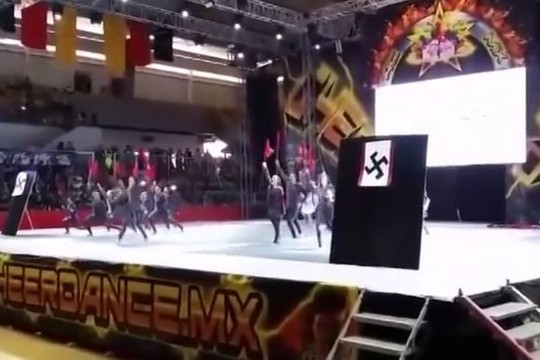 Nacių simbolika pasipuošusios paauglės šokėjos papiktino Meksiką