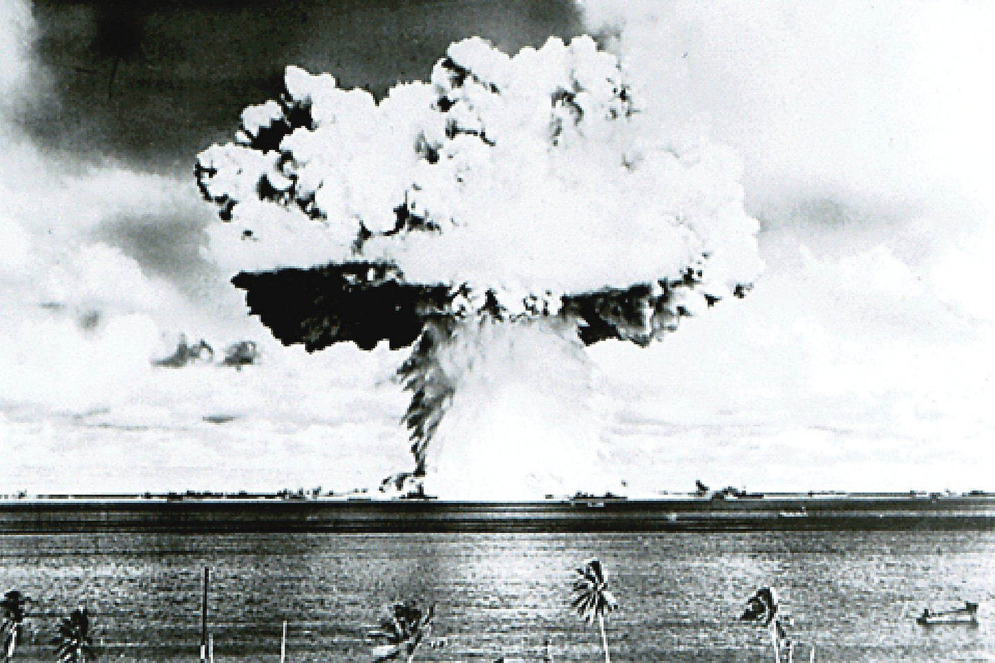JAV kariškiai vos pasibaigus Antrajam pasauliniam karui prie Maršalo Salų pradėjo branduolinių ginklų bandymus.<br>„Reuters“/ „Scanpix“ nuotr.