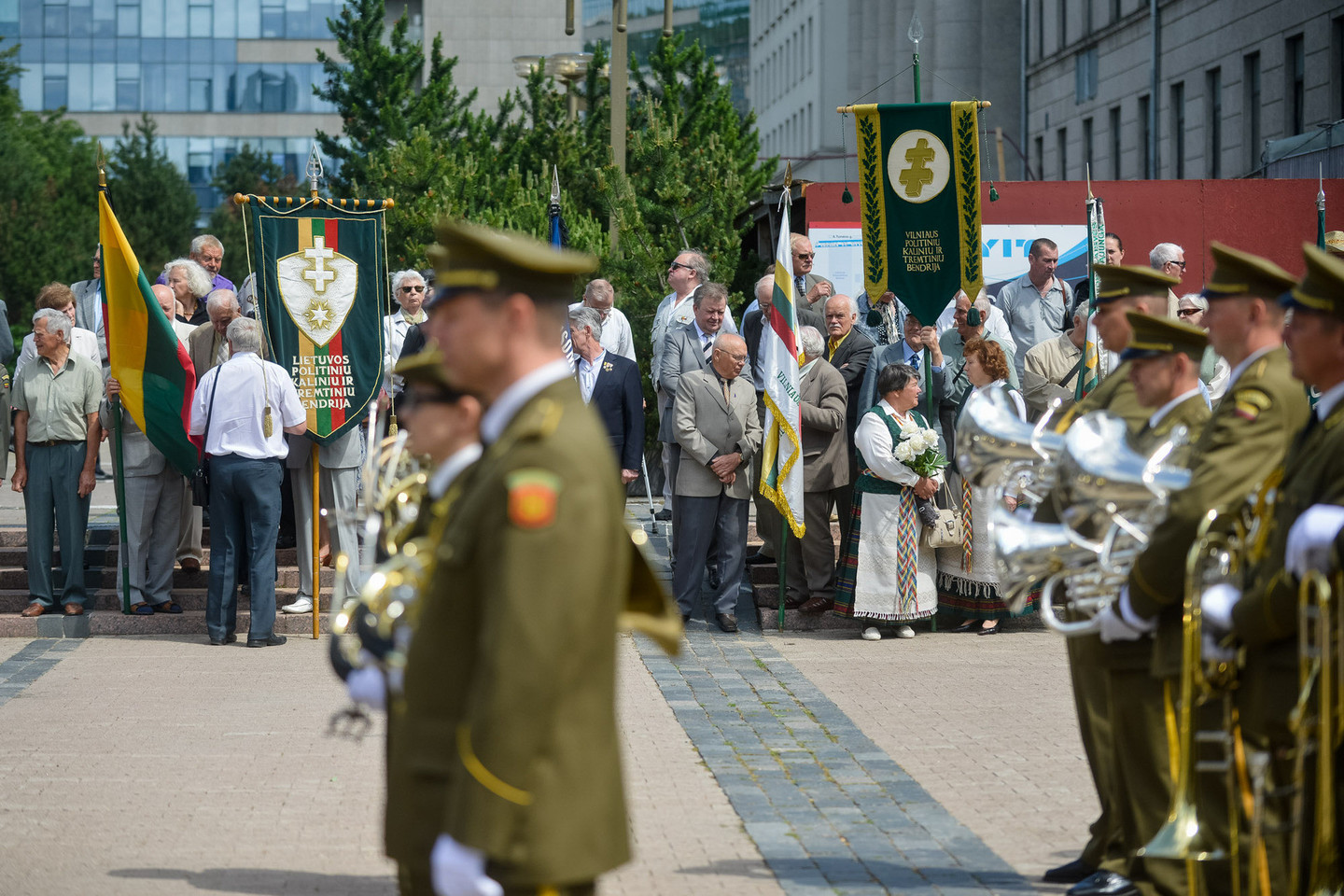 Prie Seimo rūmų įvyko iškilminga Valstybės vėliavos pakėlimo ceremonija.<br>J.Stacevičiaus nuotr.