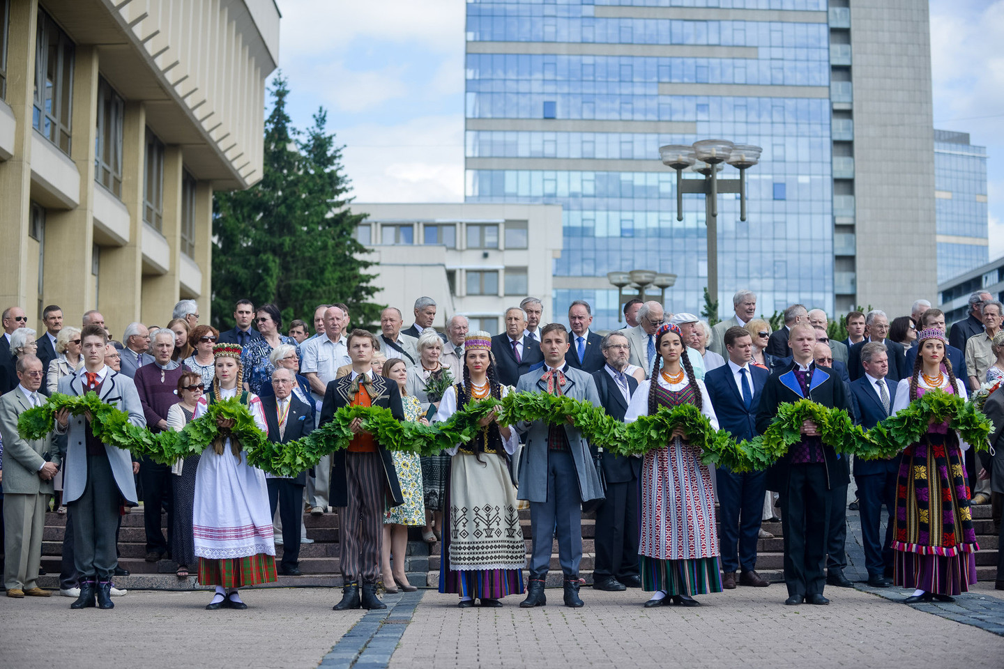 Prie Seimo rūmų įvyko iškilminga Valstybės vėliavos pakėlimo ceremonija.<br>J.Stacevičiaus nuotr.