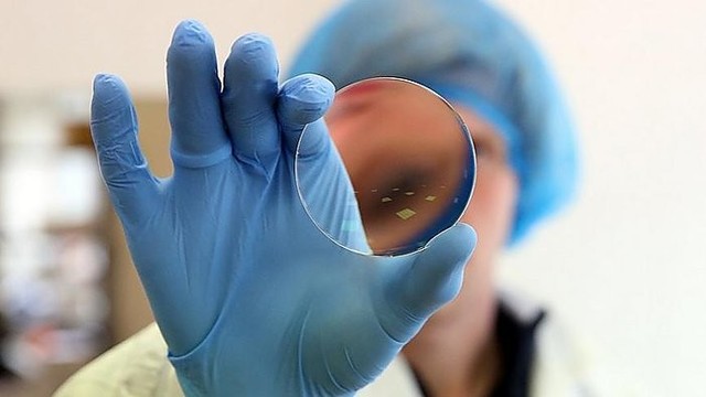 Nanotechnologijos plastiko gabalėlį paverčia akinių lęšiais