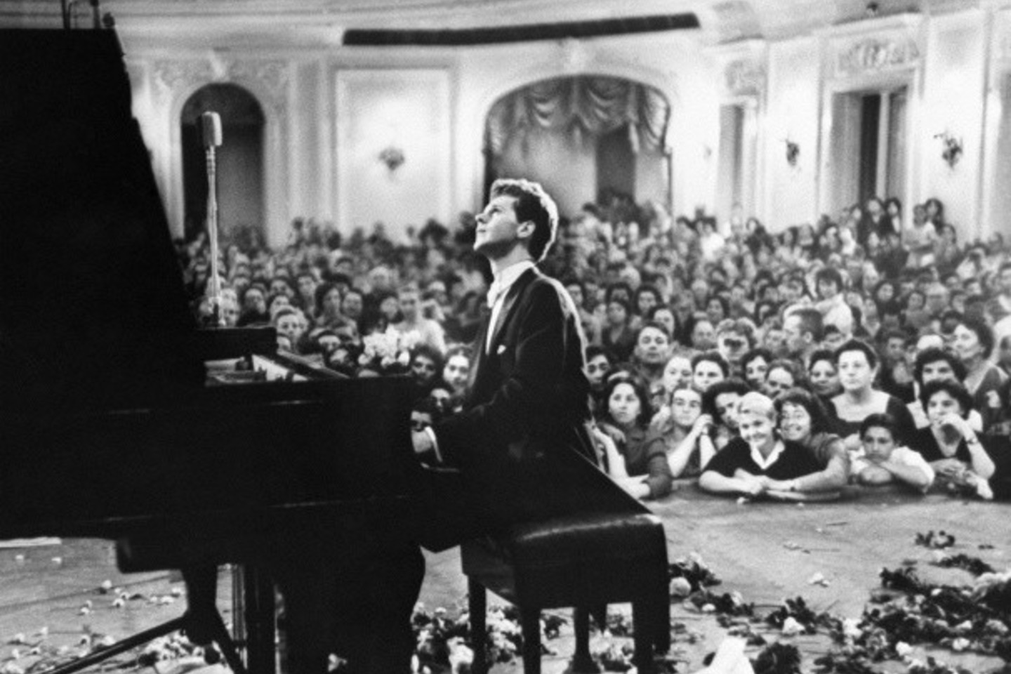 Pirmojo P.Čaikovskio konkurso laureatu tapo amerikiečių pianistas V.Cliburnas.