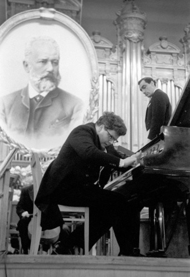 Britų pianistas J.Ogdonas (nuotr.) antrajame P.Čaikovskio konkurse pirmąjį prizą pasidalijo su sovietiniu pianistu V.Aškenaziu.