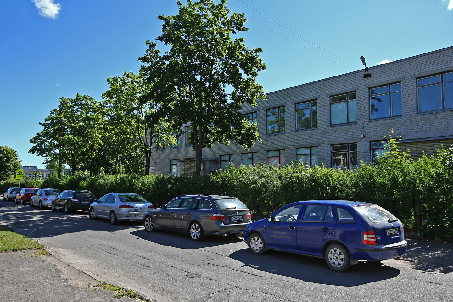 Prie Šiaulių apygardos teismo antradienį stovėjo du Radviliškio rajono savivaldybės automobiliai.<br>G.Šiupario nuotr.