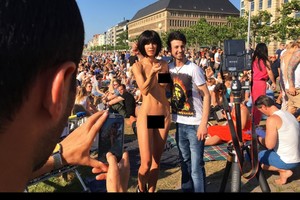 Nuogos kūrėjos asmenukės – neplanuotas mugės „Art Basel“ kūrinys