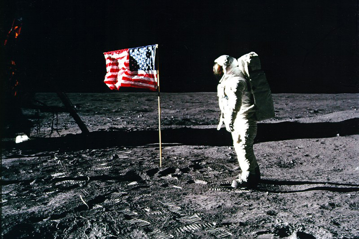 Rusai mano, kad amerikiečiai sufabrikavo B.Aldrino nusileidimą Mėnulyje.<br>Reuters/Scanpix nuotr.