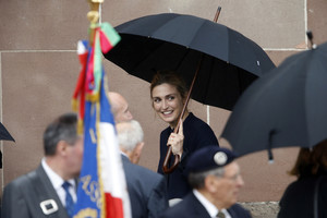 Prancūzijos prezidento draugė pasirodė oficialioje ceremonijoje