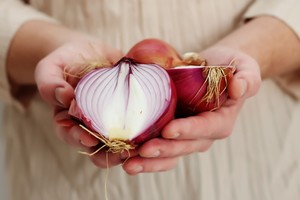 Kodėl pagal kinų mediciną į kojines reikia kišti svogūnus?