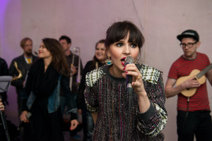 Ypatinga Monikos Liu premjera mėgavosi ir žymūs jos bičiuliai