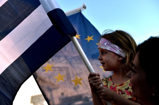Graikijos gyventojai protestais reikalauja šalies vadovų susitarti su kreditoriais.<br>AFP/Scanpix nuotr.