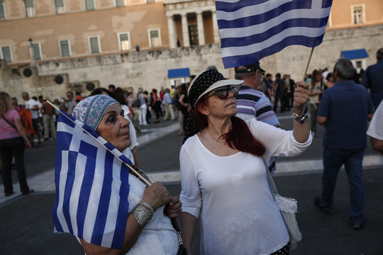Graikijos gyventojai protestais reikalauja šalies vadovų susitarti su kreditoriais.<br>AP nuotr.