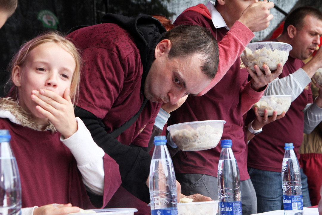Kaune vykusiame festivalyje „Skanaus“ bene daugiausia emocijų sukėlė koldūnų valgymo varžybos.<br>M.Patašiaus nuotr.