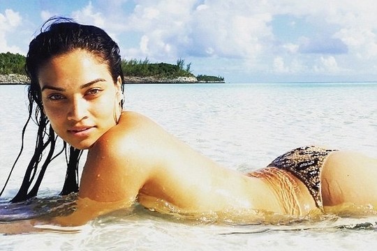 Majamio paplūdimyje seksualioji Shanina Shaik nusimetė bikinį