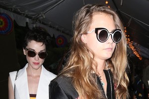 Biseksuali manekenė Cara Delevingne turi naują merginą