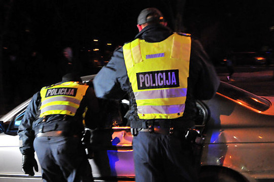 Sustabdytas seržantas užtaisytą ginklą nukreipė į policininką