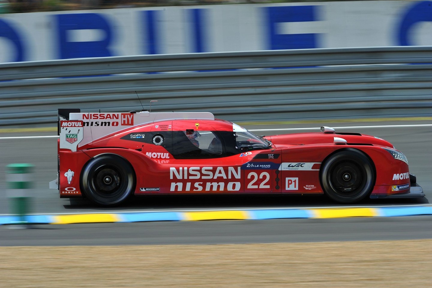 „Nissan“ lenktyniniai automobiliai išsiskyrė tuo, kad variklis ir kiti pagrindiniai agregatai buvo sumontuoti priekyje.<br>AFP/Scanpix nuotr.
