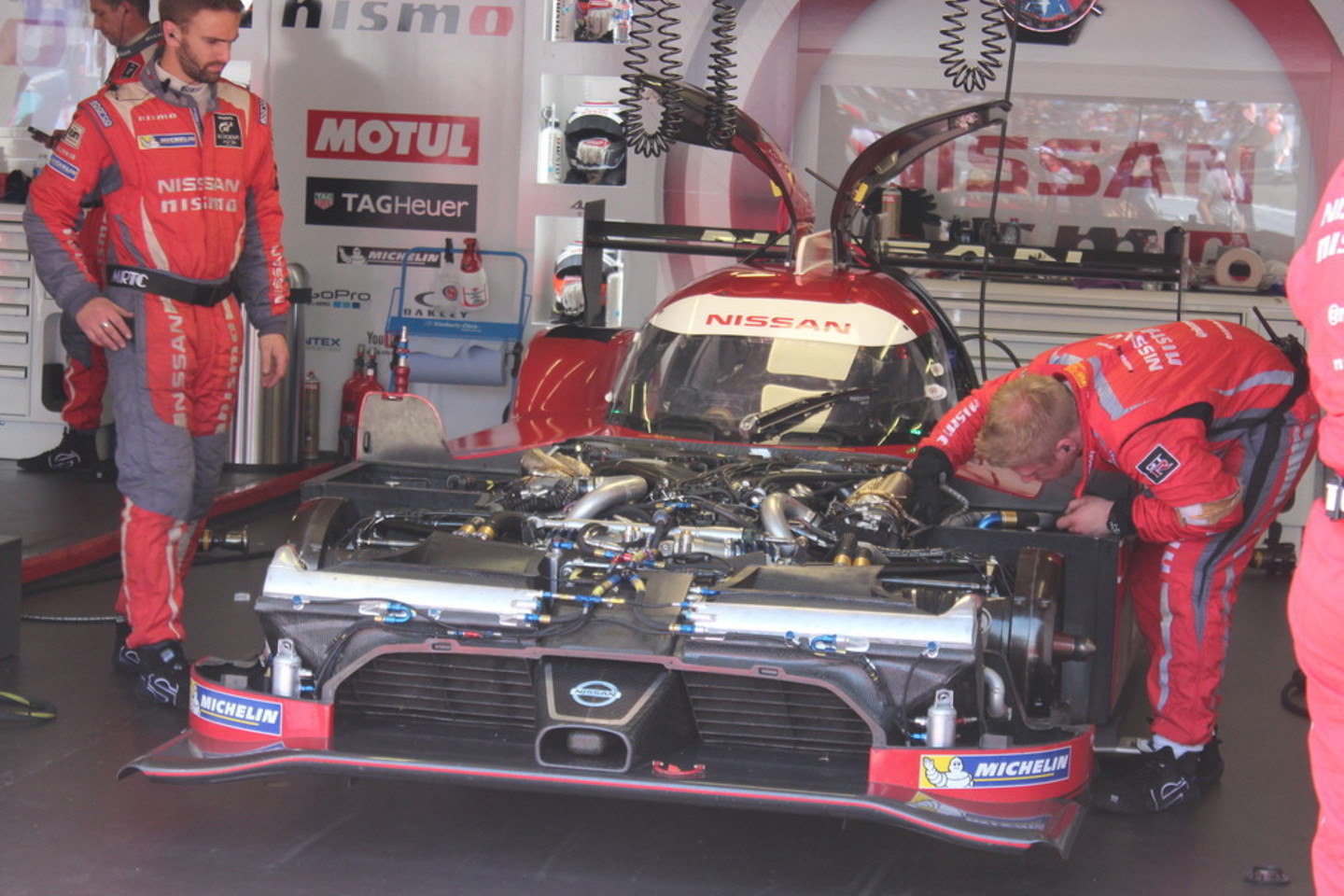Net prieš pat lenktynes, kai varžovai jau stovėjo starto tiesiojoje, „Nissan“ mechanikai vis dar bandė pagerinti automobilį.<br>I.Steponėnės nuotr.