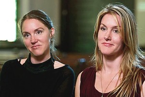 Dvynes iš sektos išgelbėjo jos įkūrėjo mirtis