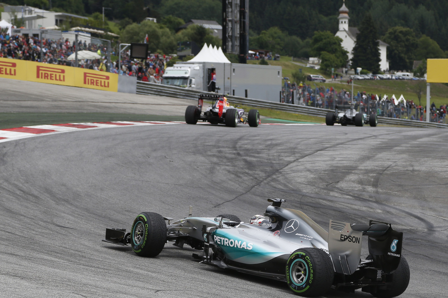Lenktynes Austrijoje iš pirmosios pozicijos pradėjo L.Hamiltonas.<br>AP nuotr.