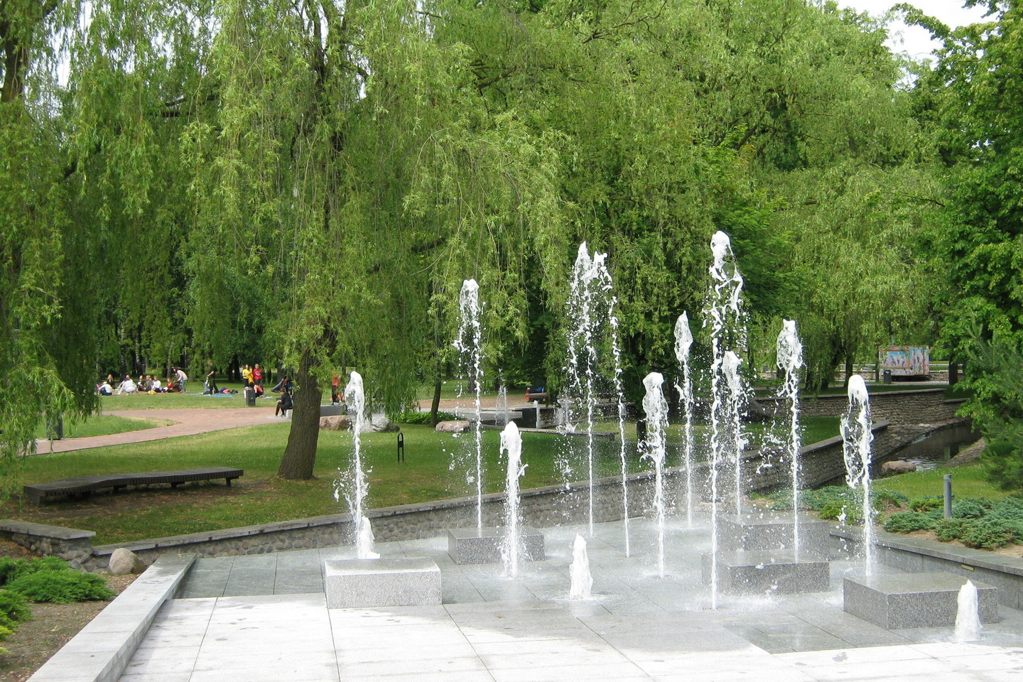 Poezijos parkas yra mėgiama marijampoliečių poilsio vieta.<br>L.Juodzevičienės nuotr.