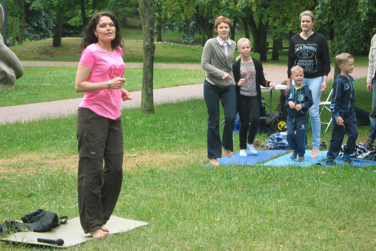 Apšilimo pratimus organizavo labdaros ir paramos fondo „Gyvenimo menas“ savanorė I.Kučinskienė.<br>L.Juodzevičienės nuotr.