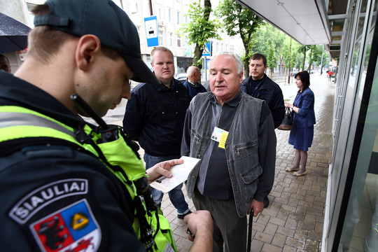 Pyktį dėl banko mokesčio šiaulietis išliejo daužydamas lazda