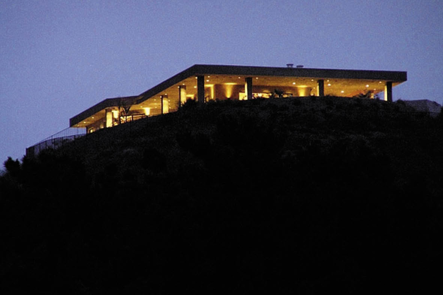 Nors naujieji namai yra atokioje vietoje, C.Jenner pasirūpino papildomu saugumu – nusamdė kiaurą parą akylai namus steabinčių apsaugininkų.<br>„ViDA Press“nuotr.