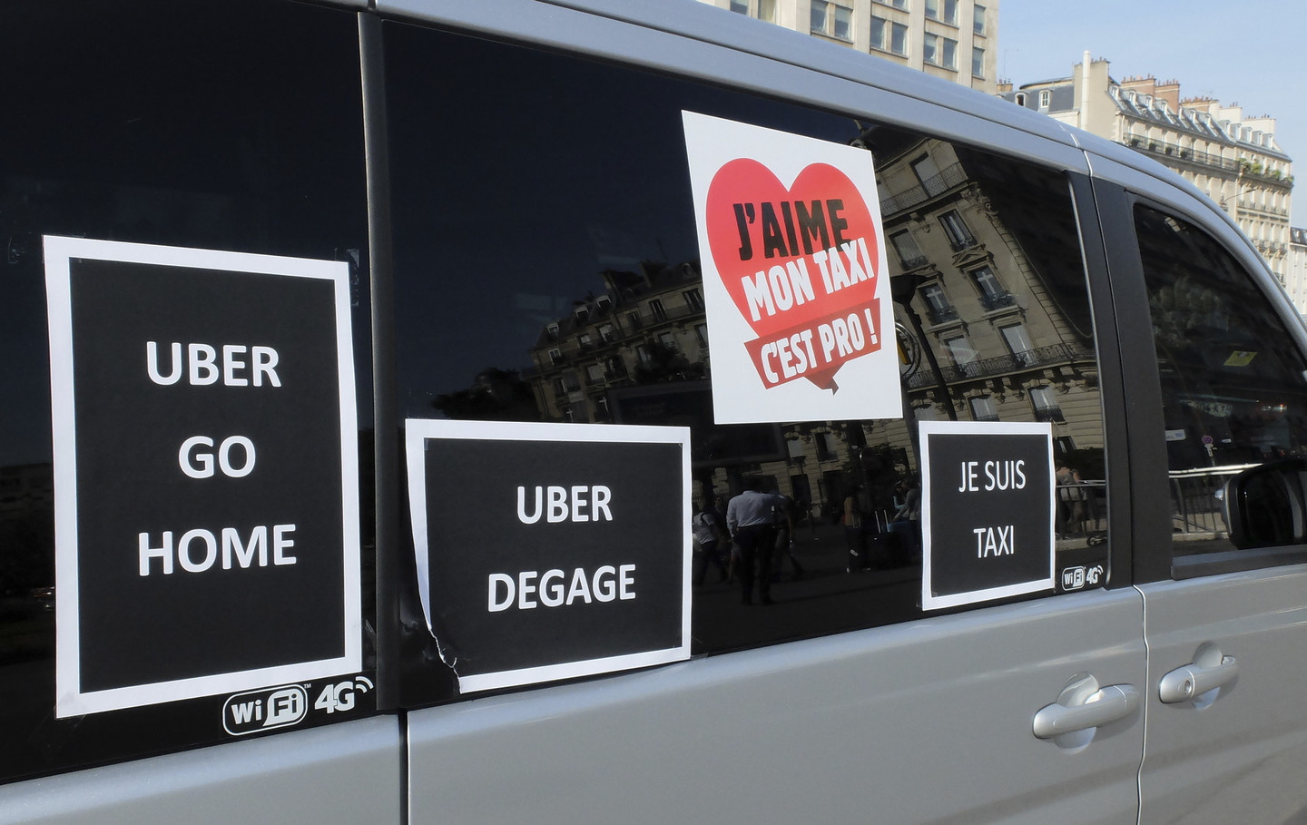 Prancūzijos taksistai protestuoja.<br>AP nuotr.