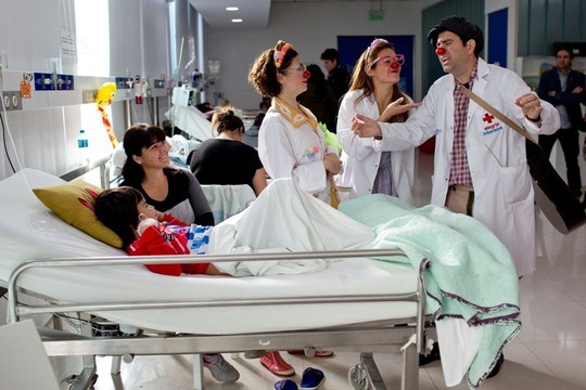 Gydytojai klounai – nuo šiol Argentinos ligoninės privalo juos kviestis, kad pacientai geriau sveiktų.<br>AP nuotr.
