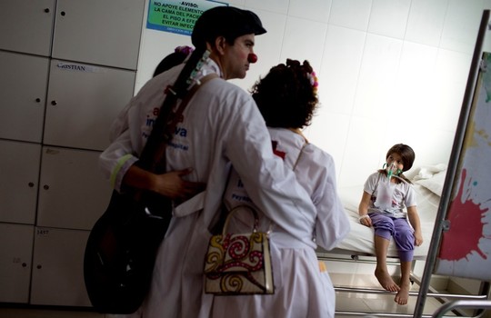 Gydytojai klounai – nuo šiol Argentinos ligoninės privalo juos kviestis, kad pacientai geriau sveiktų.<br>AP nuotr.