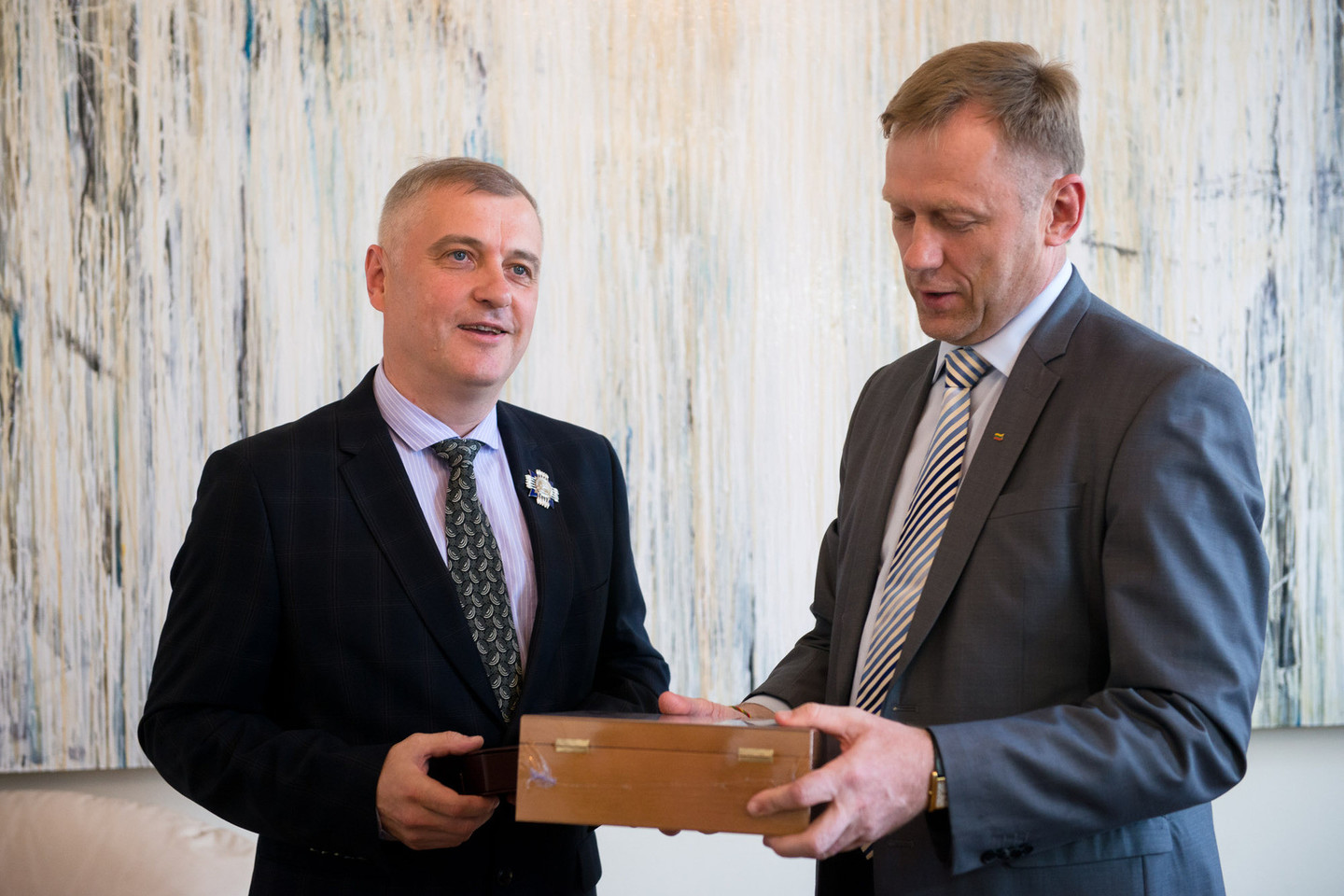 Kultūros ministerijoje apdovanojimą A.Rakauskui įteikė kultūros ministras Š.Birutis.<br>J.Stacevičiaus nuotr.