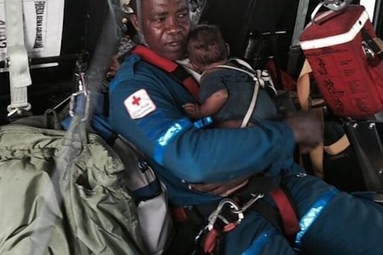 Sudužus lėktuvui motina su kūdikiu išgyveno 5 dienas džiunglėse