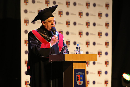 ŠU absolventus sveikino rektorius Donatas Jurgaitis.<br>G.Šiupario nuotr.