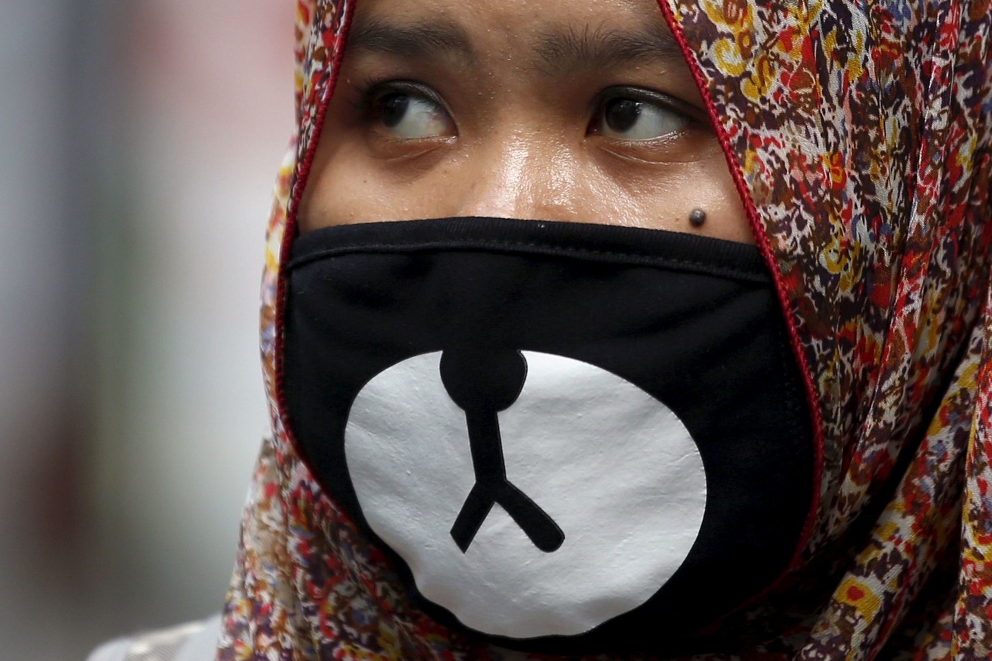 Žmonės Seulo gatvėse MERS saugosi žaismingomis kaukėmis.<br>Reuters/Scanpix nuotr.