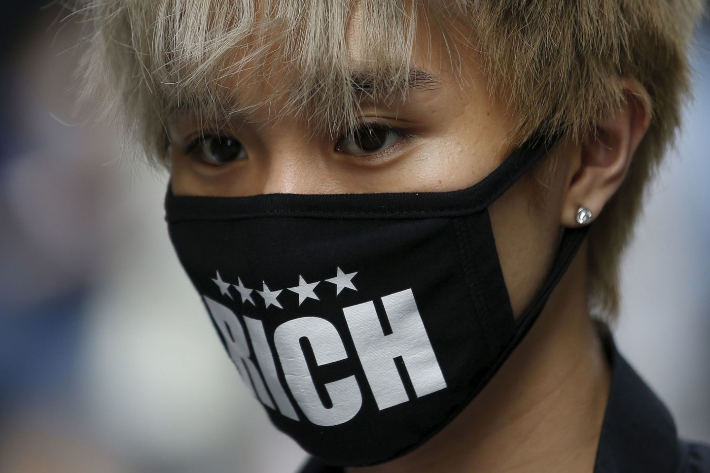 Žmonės Seulo gatvėse MERS saugosi žaismingomis kaukėmis.<br>Reuters/Scanpix nuotr.