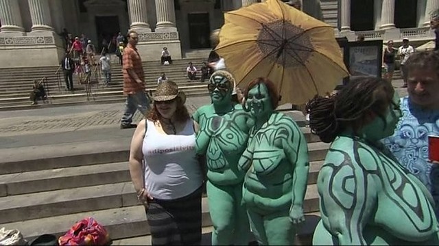 Apkūnios moterys savo grožybes demonstravo Niujorko centre