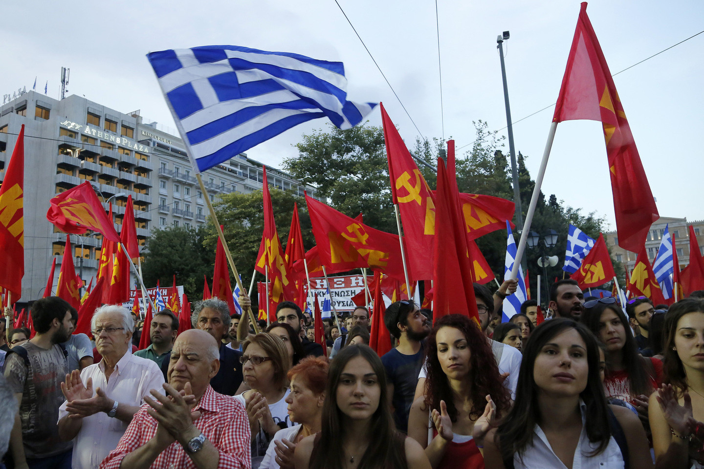 Graikijos sprendimas surengti referendumą dėl jos finansinio gelbėjimo programos ateities užveria duris deryboms.<br>AP nuotr.