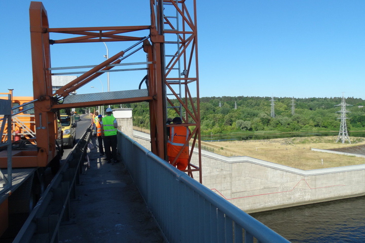 Specialistai atlieka tilto per hidroelektrinę bandymus.<br>A.Karaliūno nuotr.