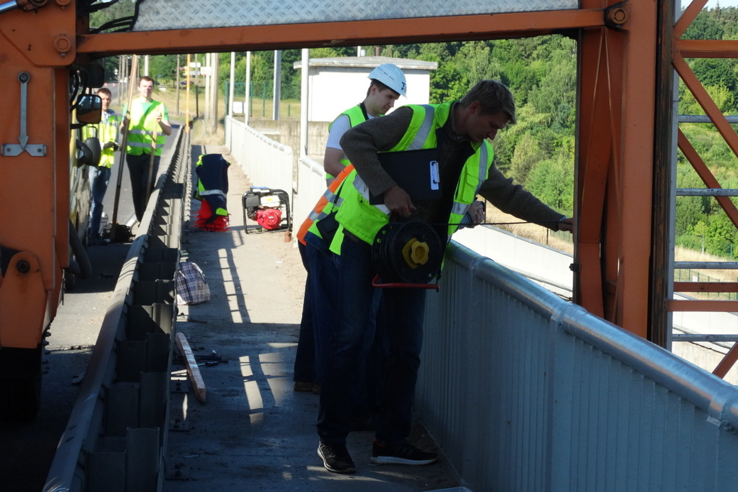 Specialistai atlieka tilto per hidroelektrinę bandymus.<br>A.Karaliūno nuotr.