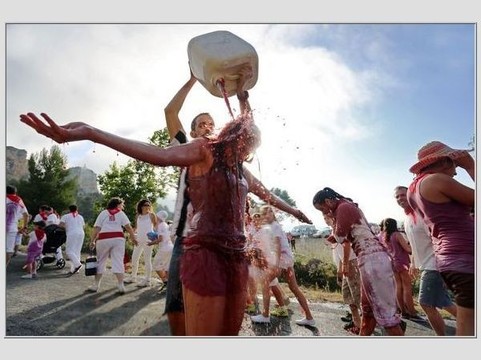 Šventės metu išliejama apie 130 tūkst. litrų raudono vyno.<br>AFP/Scanpix nuotr.
