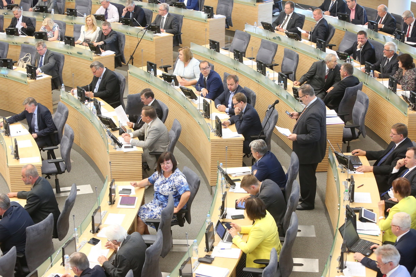 Seimo plenariniame posėdyje iškilmingai prisiekė naujas Seimo narys Vidas Mikalauskas.<br>R.Danisevičiaus nuotr.