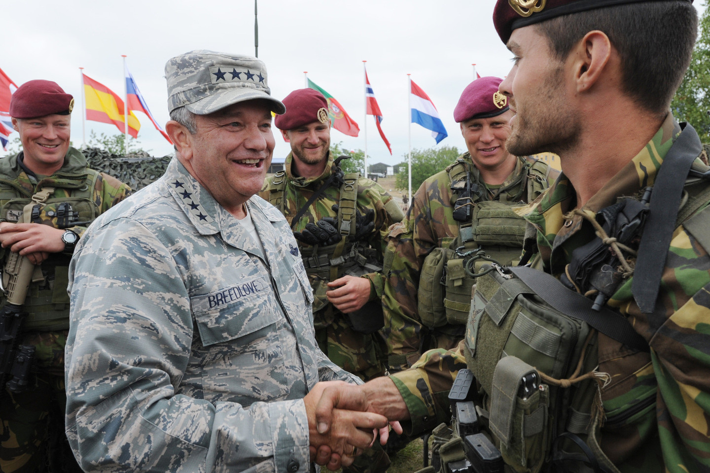 P.M.Breedlove'o (kairėje) atsakymas Lietuvoje buvo sutiktas palankiai.
