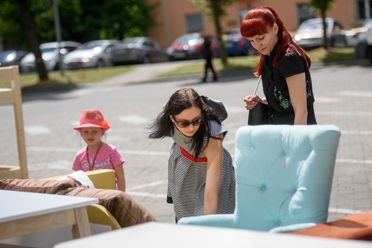 Azartiški pirkėjai baldų aukcione kainas kėlė dešimteriopai