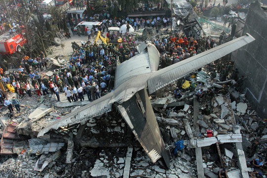 Neišgyveno nė vienas iš 122 lėktuvu skridusių žmonių. Dauguma aukų – karių artimieji ir moterys.<br>AP nuotr.