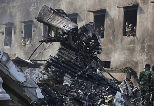 Dar 19 žmonių žuvo, lėktuvui įsirėžus į viešbutį ir namus.<br>AP nuotr.