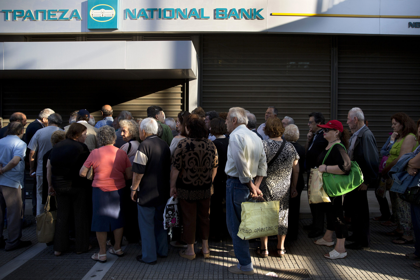Graikai būriuojasi šalia bankų, nes iki sekmadienio referendumo nevyks jokios derybos.