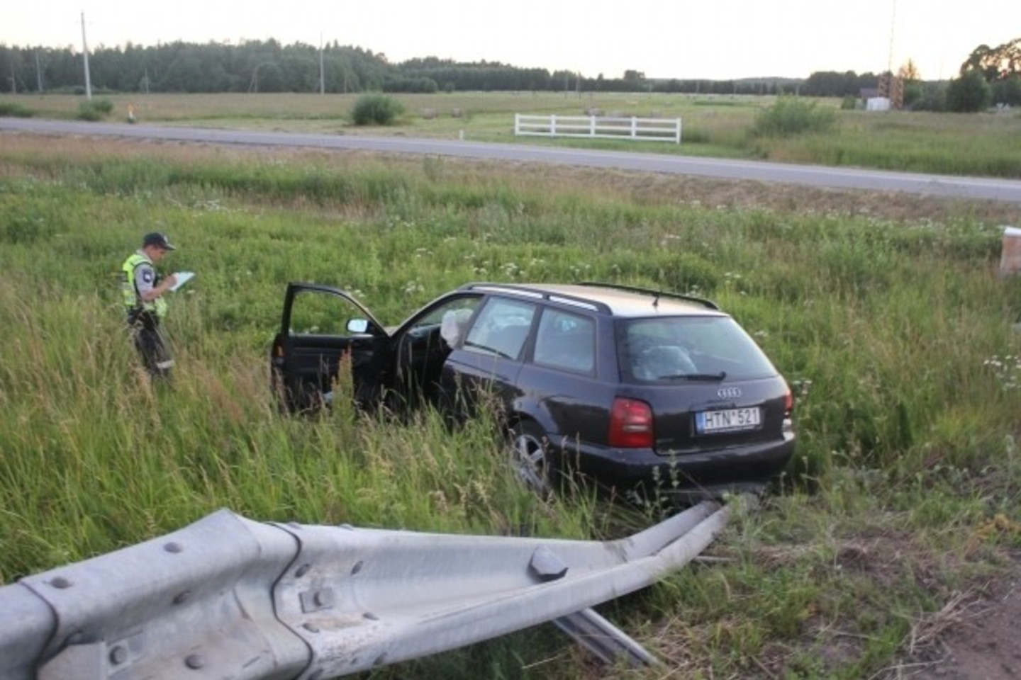„Audi“ automobilis nuvažiavo nuo kelio, nuo smūgio išsiskleidė oro pagalvės.